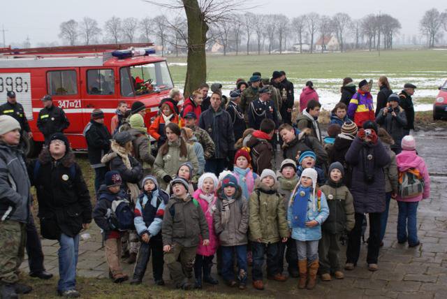 9. Pod pomnikiem w Fiszewie.jpg